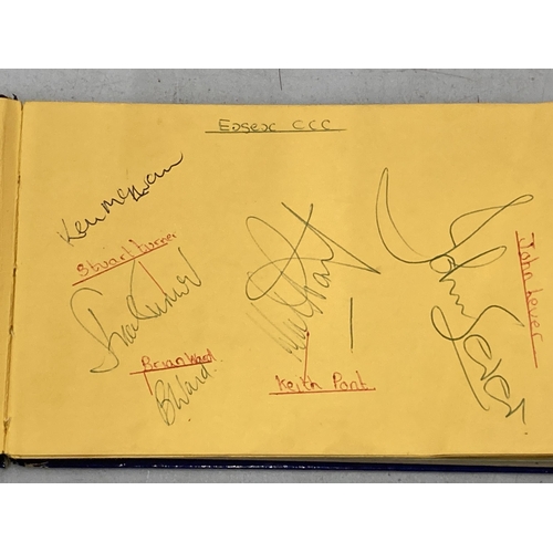 141 - A VINTAGE AUTOGRAPH BOOK CONTAINING A COLLECTION OF CRICKETERS AUTOGRAPHS TO INCLUDE GRAHAM GOOCH, M... 