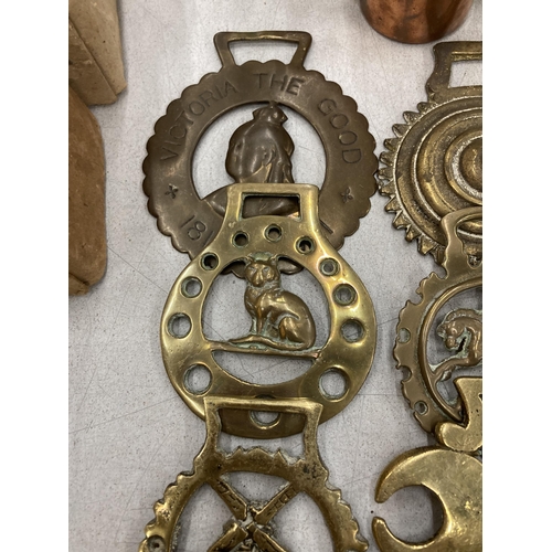 142 - A QUANTITY OF VINTAGE BRASSWARE TO INCLUDE HORSE BRASSES, ELEPHANTS, STORKS, ETC