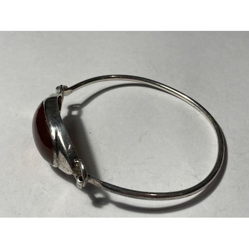 639 - A SILVER AND AMBER BANGLE