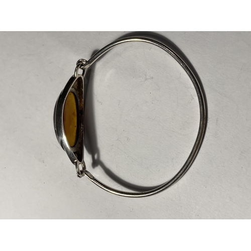 639 - A SILVER AND AMBER BANGLE