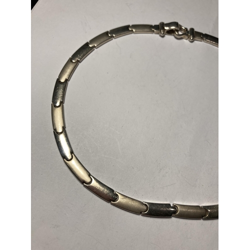 664 - A SILVER NECK CHAIN