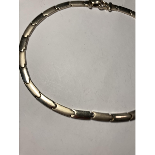 664 - A SILVER NECK CHAIN