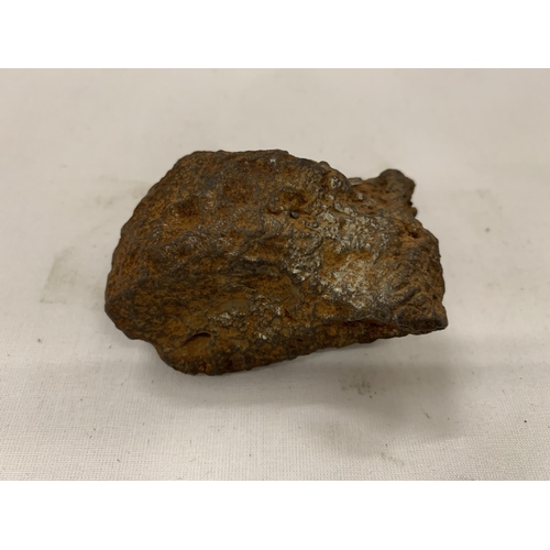 28 - A SMALL METEORITE ROCK, AROUND 1KG, LENGTH 7CM