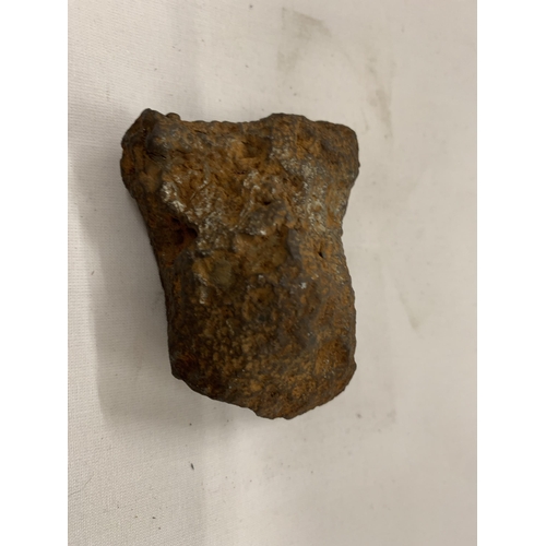 28 - A SMALL METEORITE ROCK, AROUND 1KG, LENGTH 7CM