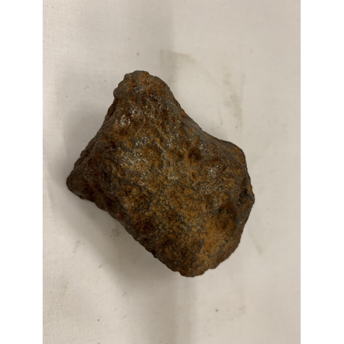 28 - A SMALL METEORITE ROCK, AROUND 1KG, LENGTH 7CM