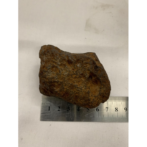 28 - A SMALL METEORITE ROCK, AROUND 1KG, LENGTH 7CM