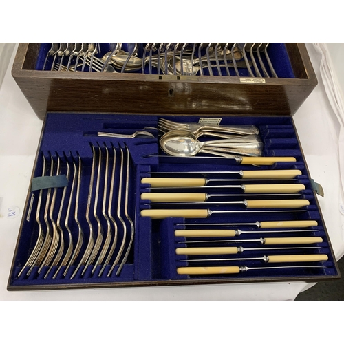 29 - A VINTAGE OAK CASED WALKER AND HALL SILVER PLATED CANTEEN OF CUTLERY