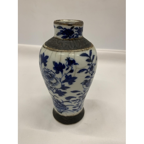 3 - A LATE 19TH / EARLY 20TH CENTURY CHINESE BLUE AND WHITE CRACKLE GLAZE PORCELAIN VASE, FOUR CHARACTER... 