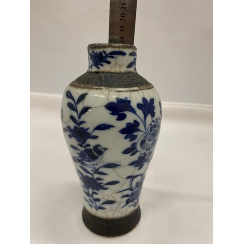 3 - A LATE 19TH / EARLY 20TH CENTURY CHINESE BLUE AND WHITE CRACKLE GLAZE PORCELAIN VASE, FOUR CHARACTER... 