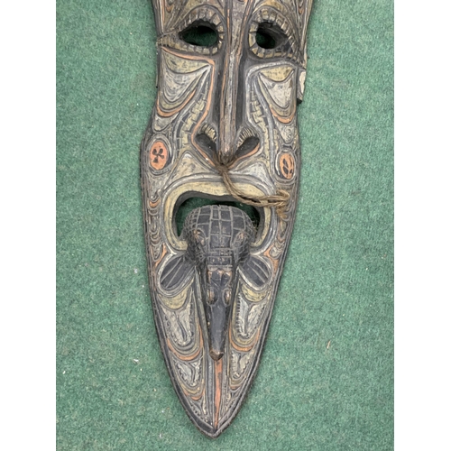 40 - A VINTAGE AFRICAN TRIBAL WOODEN MASK