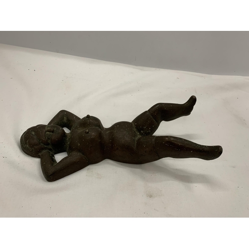 42 - A VINTAGE METAL NUDE WOMAN MODEL