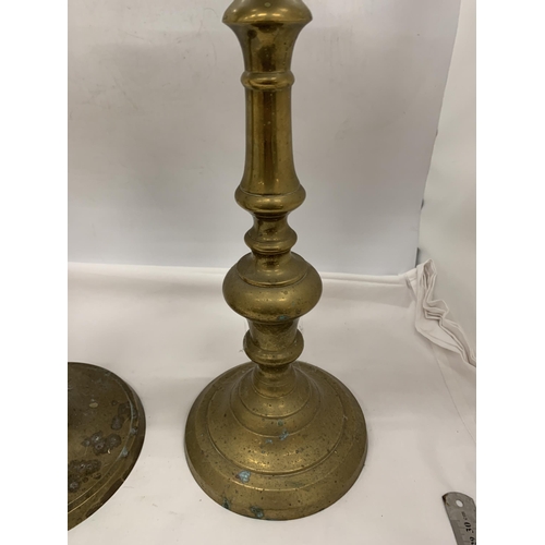 5 - A NEAR PAIR OF VINTAGE BRASS CHURCH CANDLESTICKS HEIGHT 50CM