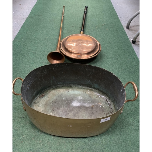 64 - A VINTAGE COPPER TUB WITH BRASS HANDLES AND B.B INITIALS TOGETHER WITH A COPPER HUNTING HORN AND WAR... 