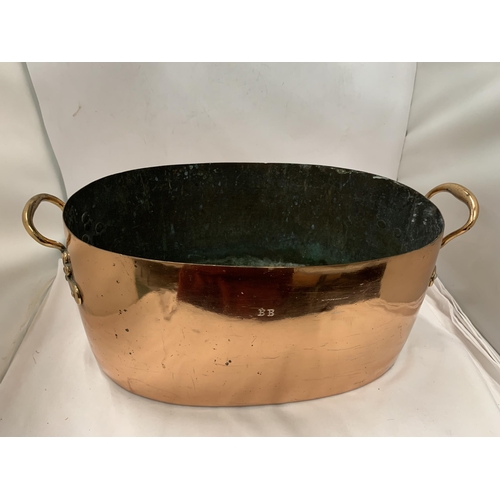 64 - A VINTAGE COPPER TUB WITH BRASS HANDLES AND B.B INITIALS TOGETHER WITH A COPPER HUNTING HORN AND WAR... 