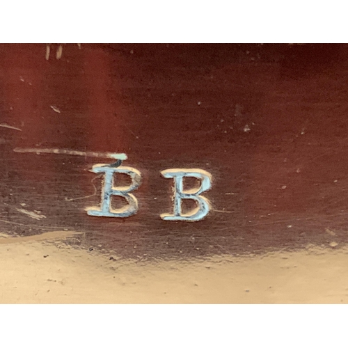 64 - A VINTAGE COPPER TUB WITH BRASS HANDLES AND B.B INITIALS TOGETHER WITH A COPPER HUNTING HORN AND WAR... 