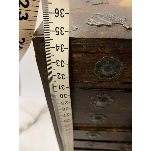 77 - A VINTAGE WOODEN TABLE TOP EIGHT DRAWER CABINET WITH METAL MOUNTS AND FITTINGS, 34 X 23 CM