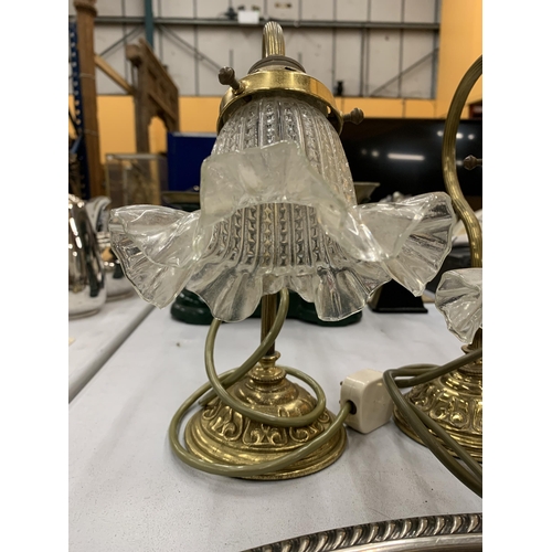 181 - A PAIR OF VINTAGE BRASS TABLE LAMPS WITH FLUTED GLASS SHADES, HEIGHT 27CM