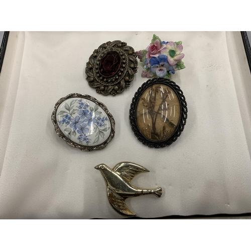 187 - A LARGE QUANTITY OF VINTAGE AND MODERN COSTUME JEWELLERY TO INCLUDE BROOCHES, BRACELETS, EARRINGS, E... 