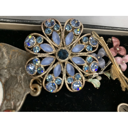 187 - A LARGE QUANTITY OF VINTAGE AND MODERN COSTUME JEWELLERY TO INCLUDE BROOCHES, BRACELETS, EARRINGS, E... 