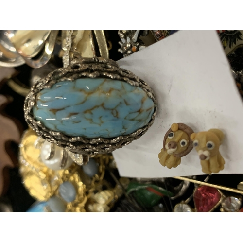 187 - A LARGE QUANTITY OF VINTAGE AND MODERN COSTUME JEWELLERY TO INCLUDE BROOCHES, BRACELETS, EARRINGS, E... 