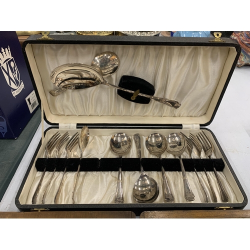 189 - A QUANTITY OF ITEMS TO INCLUDE A CASED KNIFE AND FORK SET, SPOON SET, OPERA GLASSES, VINTAGE RAZOR, ... 