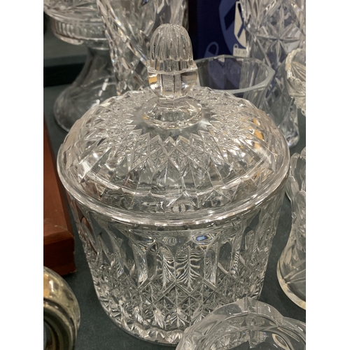 190 - A LARGE QUANTITY OF GLASSWARE TO INCLUDE A MUSHROOM LAMP (NO INNER WORKINGS), VASES, BOWLS, ETC