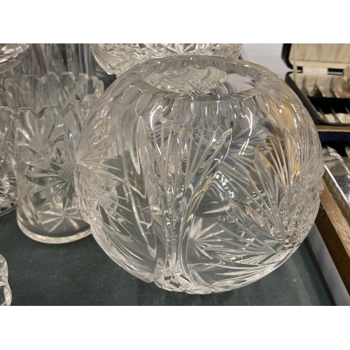 190 - A LARGE QUANTITY OF GLASSWARE TO INCLUDE A MUSHROOM LAMP (NO INNER WORKINGS), VASES, BOWLS, ETC