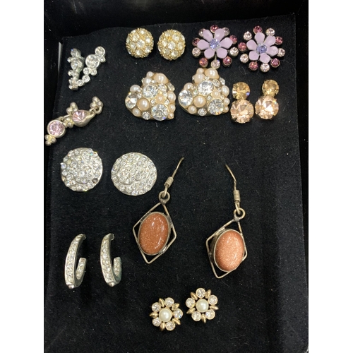 211 - A VERY LARGE QUANTITY OF COSTUME JEWELLERY MANY BOXED TO INCLUDE EARRINGS, BROOCHES, PENDANTS, NECKL... 