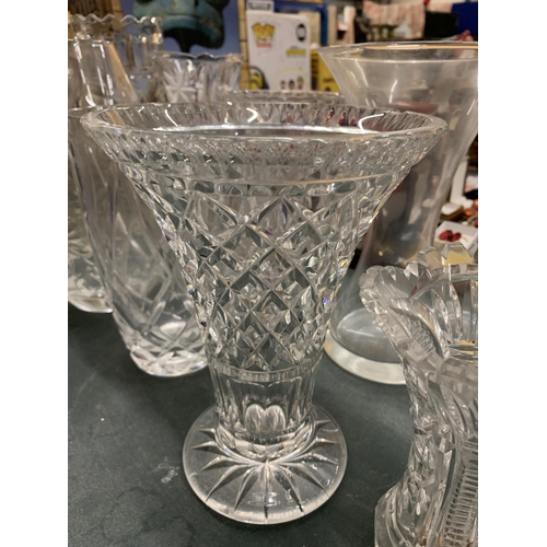 212 - A QUANTITY OF GLASS VASES TO INCLUDE ETCHED, CUT GLASS, ETC - 10 IN TOTAL