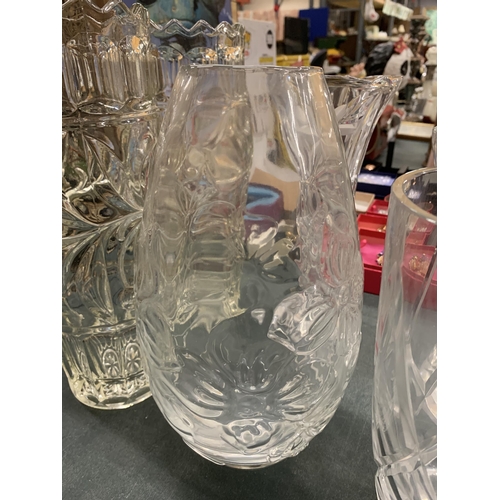 212 - A QUANTITY OF GLASS VASES TO INCLUDE ETCHED, CUT GLASS, ETC - 10 IN TOTAL