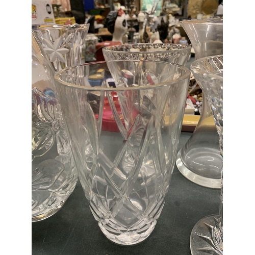 212 - A QUANTITY OF GLASS VASES TO INCLUDE ETCHED, CUT GLASS, ETC - 10 IN TOTAL