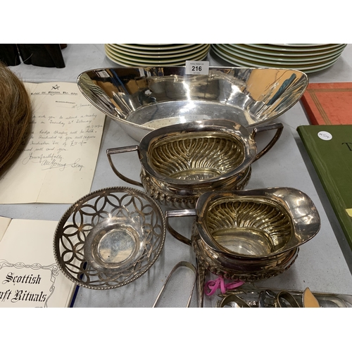 216 - A QUANTITY OF SILVER PLATED ITEMS TO INCLUDE FLATWARE, A CREAM JUG, SUGAR BOWL, BOWLS, ETC