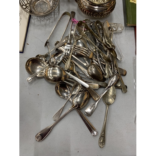 216 - A QUANTITY OF SILVER PLATED ITEMS TO INCLUDE FLATWARE, A CREAM JUG, SUGAR BOWL, BOWLS, ETC