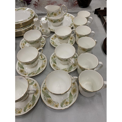 219 - A VINTAGE DUCHESS 'GREENSLEEVES' PART DINNER SERVICE TO INCLUDE VARIOUS SIZES OF PLATES, BOWLS, CUPS... 