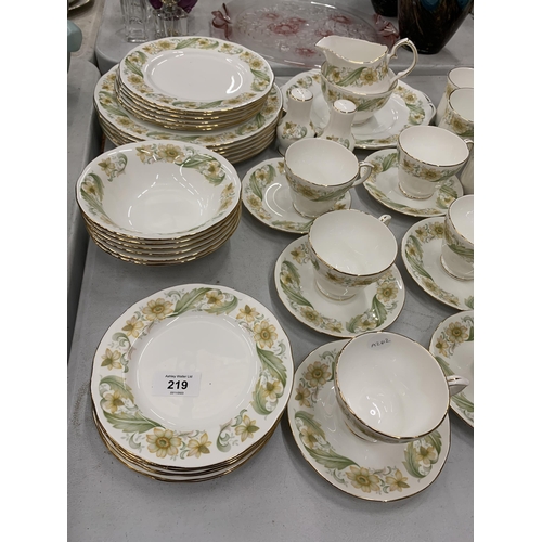 219 - A VINTAGE DUCHESS 'GREENSLEEVES' PART DINNER SERVICE TO INCLUDE VARIOUS SIZES OF PLATES, BOWLS, CUPS... 