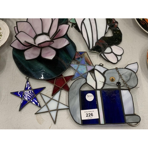 226 - A COLLECTION OF STAINED GLASS ITEMS TO INCLUDE A CEILING HANGING CAT, PARROT, STARS, ETC