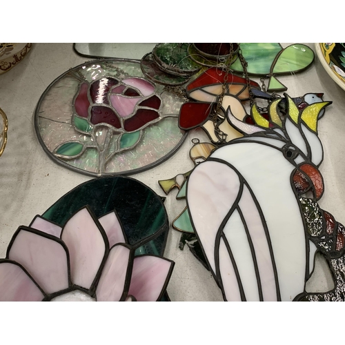 226 - A COLLECTION OF STAINED GLASS ITEMS TO INCLUDE A CEILING HANGING CAT, PARROT, STARS, ETC