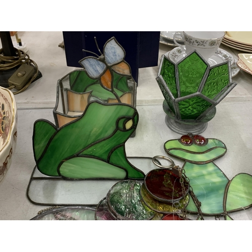 226 - A COLLECTION OF STAINED GLASS ITEMS TO INCLUDE A CEILING HANGING CAT, PARROT, STARS, ETC