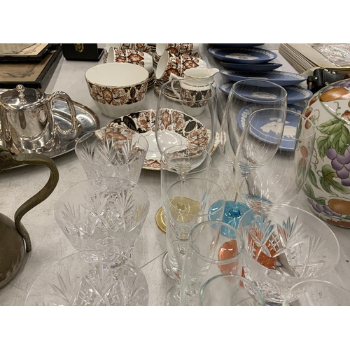 233 - A LARGE QUANTITY OF GLASSES TO INCLUDE A PAIR OF BOXED TUTBURY CRYSTAL BRANDY GLASSES, WINE, CHAMPAG... 