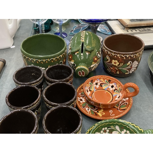 818 - A COLLECTION OF POTTERY DECORATED IN A 'BARGE ART' STYLE TO INCLUDE A PIGGY BANK, PLANTERS, CUPS, SA... 