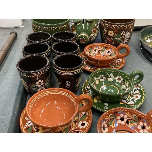 818 - A COLLECTION OF POTTERY DECORATED IN A 'BARGE ART' STYLE TO INCLUDE A PIGGY BANK, PLANTERS, CUPS, SA... 