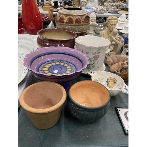 825 - A QUANTITY OF POTTERY TO INCLUDE PLANTERS, A DUTCH FOOTED BOWL WITH PURPLE PATTERN, ETC