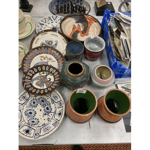 830 - A LARGE QUANTITY OF STUDIO POTTERY TO INCLUDE VASES, PLATES AND PLANTERS, SOME SIGNED TO THE BASE