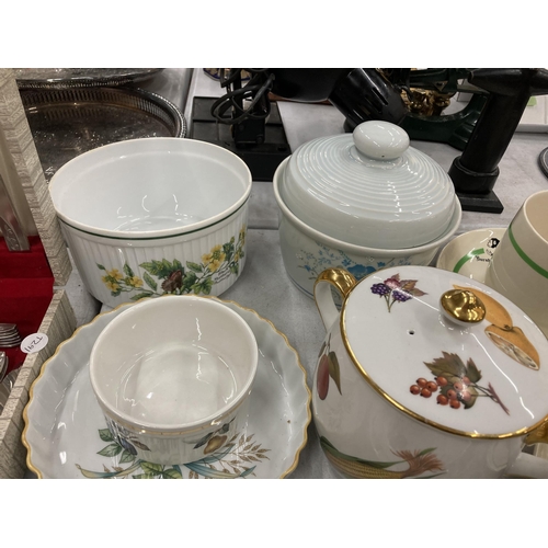 832 - A QUANTITY OF ROYAL WORCESTER 'EVESHAM' TO INCLUDE SSERVING DISHES, TUREENS, FLAN CASE, ETC - 10 PIE... 