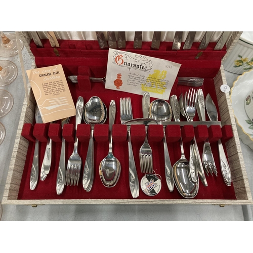 834 - A VINTAGE CASED CANTEEN OF CUTLERY