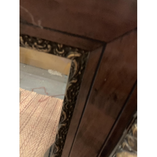 840 - A VINTAGE LARGE HEAVY WALL MIRROR IN A WOOD AND GILT FRAME, 100CM X 75CM - FRAME IN NEED OF RENOVATI... 