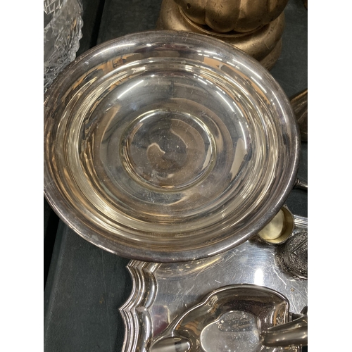 856 - A QUANTITY OF SILVER PLATED ITEMS TO INCLUDE A WALKER AND HALL FOOTED TRAY, A FOOTED BOWL, SMALL LAD... 