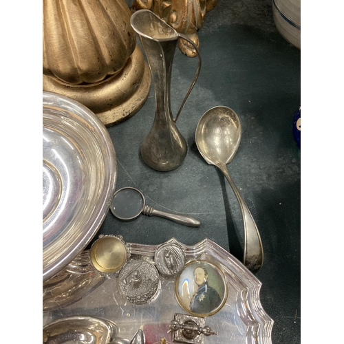 856 - A QUANTITY OF SILVER PLATED ITEMS TO INCLUDE A WALKER AND HALL FOOTED TRAY, A FOOTED BOWL, SMALL LAD... 