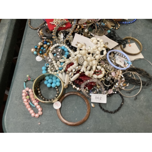 862 - A QUANTITY OF COSTUME JEWELLERY TO INCLUDE BANGLES, BRACELETS, NECKLACCES, EARRINGS, ETC