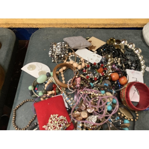 862 - A QUANTITY OF COSTUME JEWELLERY TO INCLUDE BANGLES, BRACELETS, NECKLACCES, EARRINGS, ETC